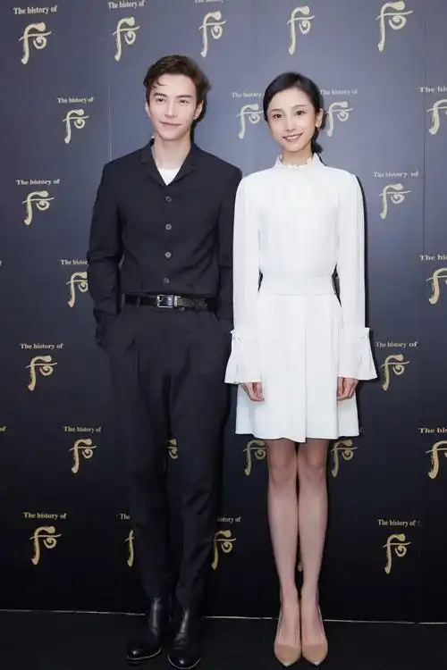 姜梓新王冠逸上演"黑白配"再同框,网友:这对cp太有夫妻相