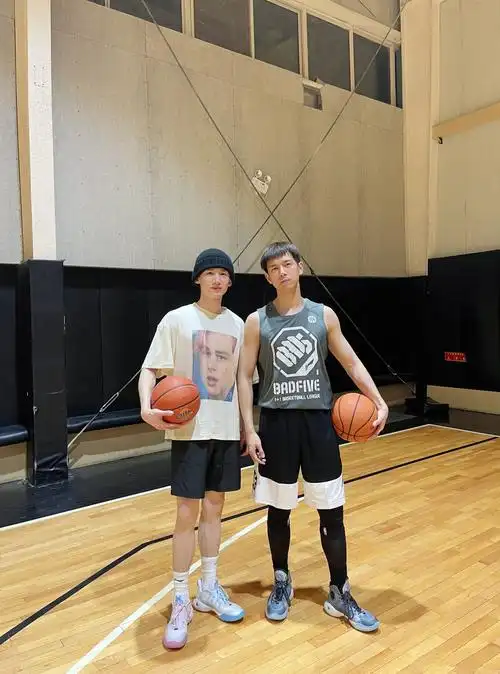 明星丨李现更博晒与白敬亭合影 两个长腿帅哥站一块就是养眼