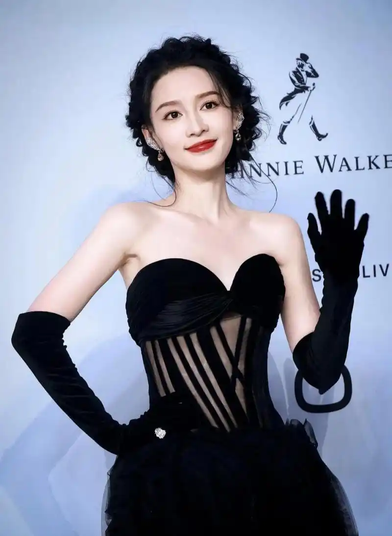 李沁一袭黑色抹胸长裙,搭配个性编发