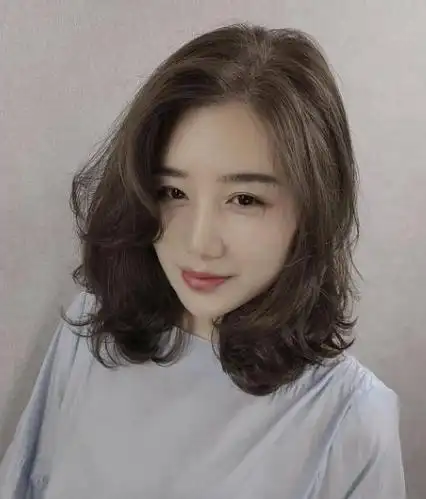 秋冬温柔系中长发烫发时髦又显年轻的发型推荐