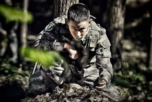 宣言新剧《热血尖兵》热播 呆萌张小武获封"迷彩男友"