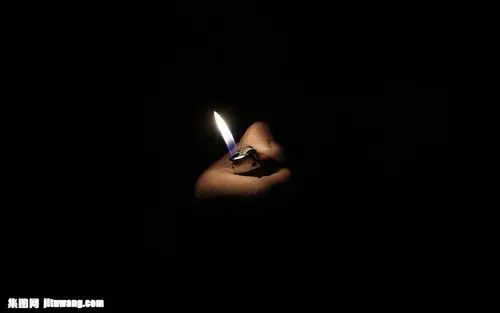 黑夜中的打火机壁纸