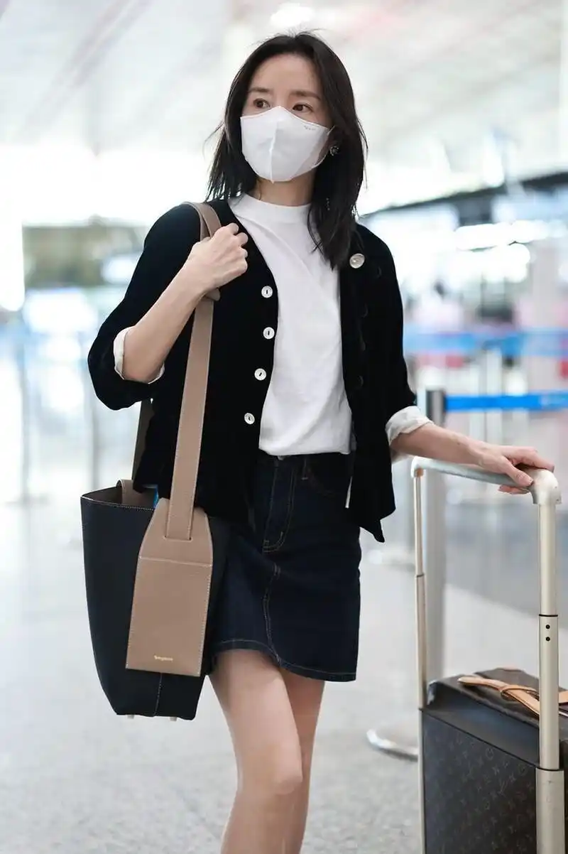 街拍:董洁针织开衫 牛仔半裙优雅时尚  2023年4月6日,北京,董洁现身