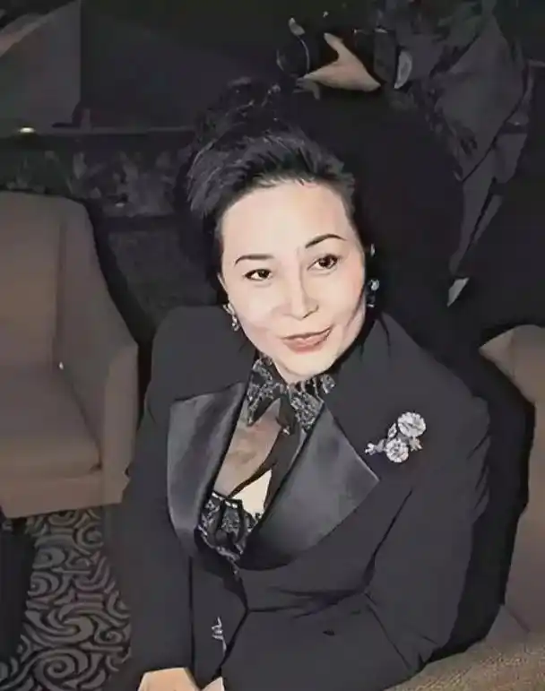 1957年,36岁何鸿燊对病重的原配黎婉华说:"我不能一辈子 - 抖音