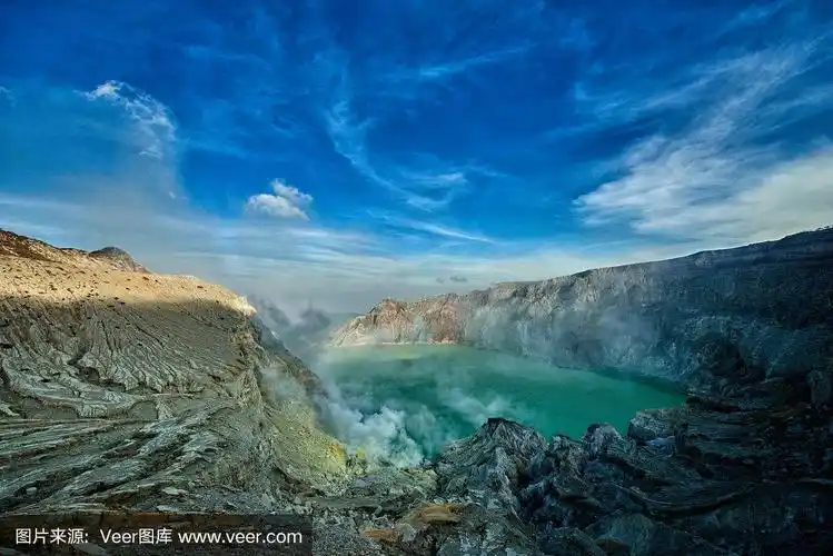 伊真火山呈绿松石色的酸性火山口湖