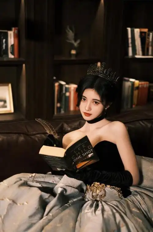 鞠婧祎生日写真,一身黑裙,头戴皇冠,宛如古堡中的神秘公主