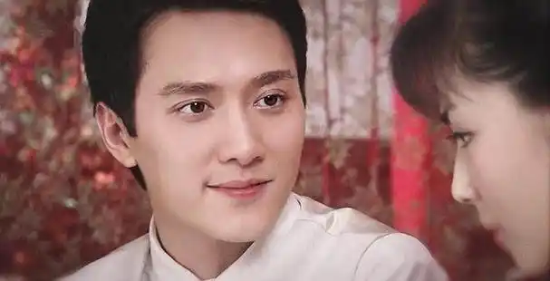 41岁冯绍峰苍老难掩,近照挺大肚头发花白,对比赵丽颖却愈发美艳