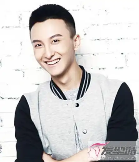 男生帅气平头发型 利落干练尽显男人味