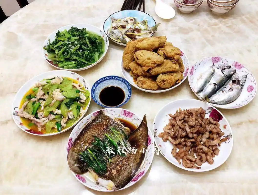 原创晒晒阿姨家的晚餐,一汤七菜,餐桌上就有三个鱼,晚餐真丰富