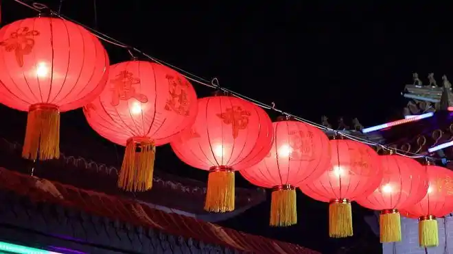 网络中国年春节枣强县街头挂灯笼红火迎新年