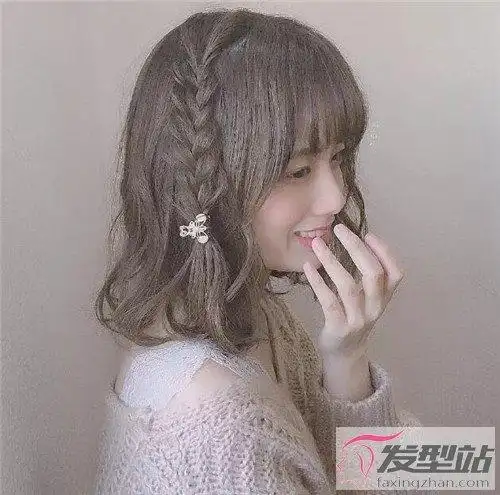 的一款短发编发,在一侧耳朵方取一小股头发编麻花辫,点缀好看发饰即可