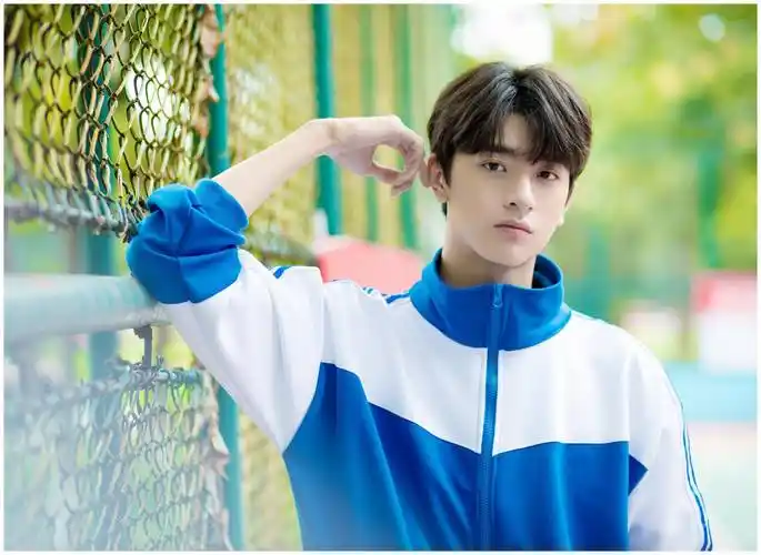 "校园男神"林一衣品好绝,初恋系大衣穿搭,帅得干净又清新!