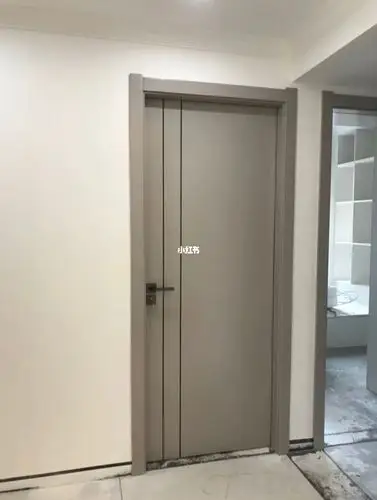 門三室一厅风格定位是现代轻奢所以卧室门颜色选择了雾霾灰浅灰色真的