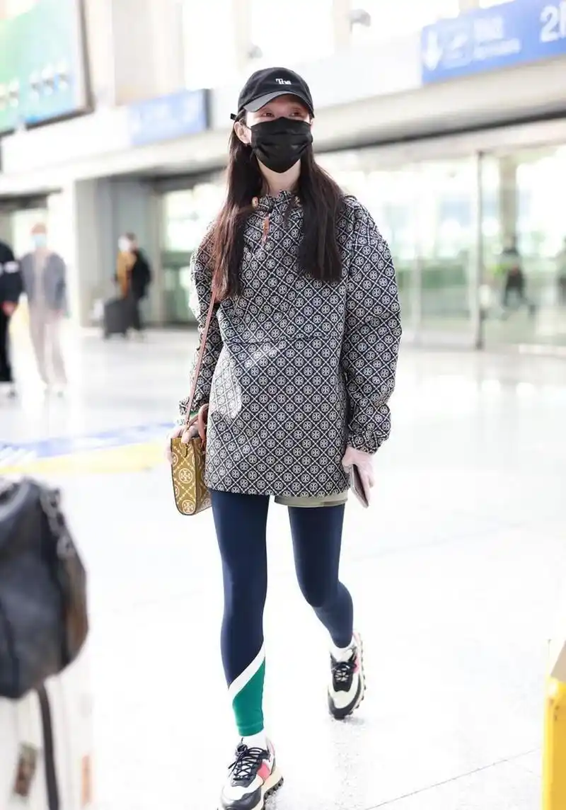 宋轶机场街拍,冲锋衣搭 打底裤 运动鞋活力满满,漂亮可爱