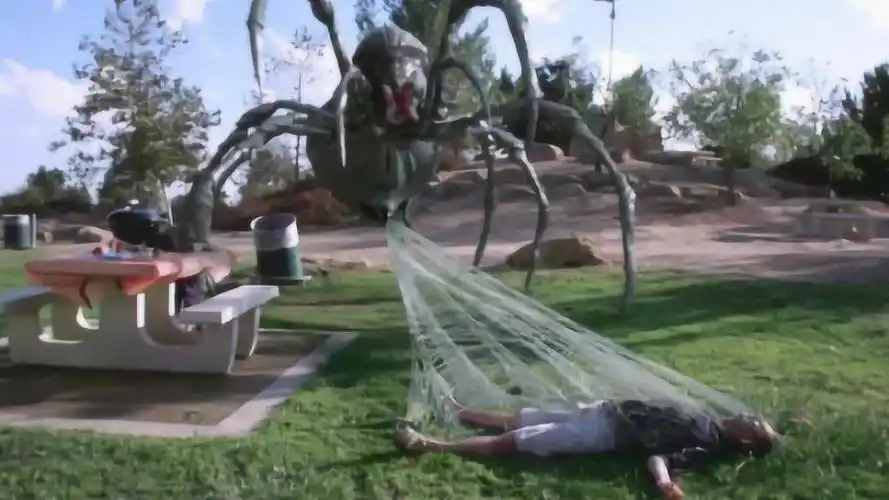 美女被蜘蛛精射了一身的蜘蛛丝动弹不得只能任蜘蛛为所欲为