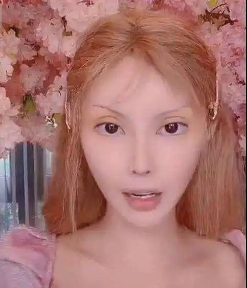 芭比"迪丽拉:动108刀整容,吃饭不敢张嘴,卸妆惊呆众人_长相_网友_时候