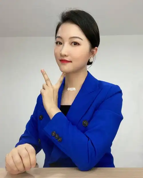 主持人发型西服