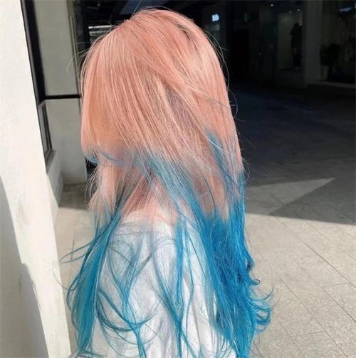 上半部分是粉色下半部分是渐变蓝色,头发需要漂色才能有如此仙气的