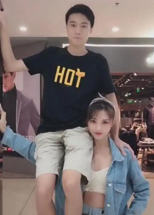 女友肩火了美女姐姐扛起1米8男友网友请收下我的膝盖