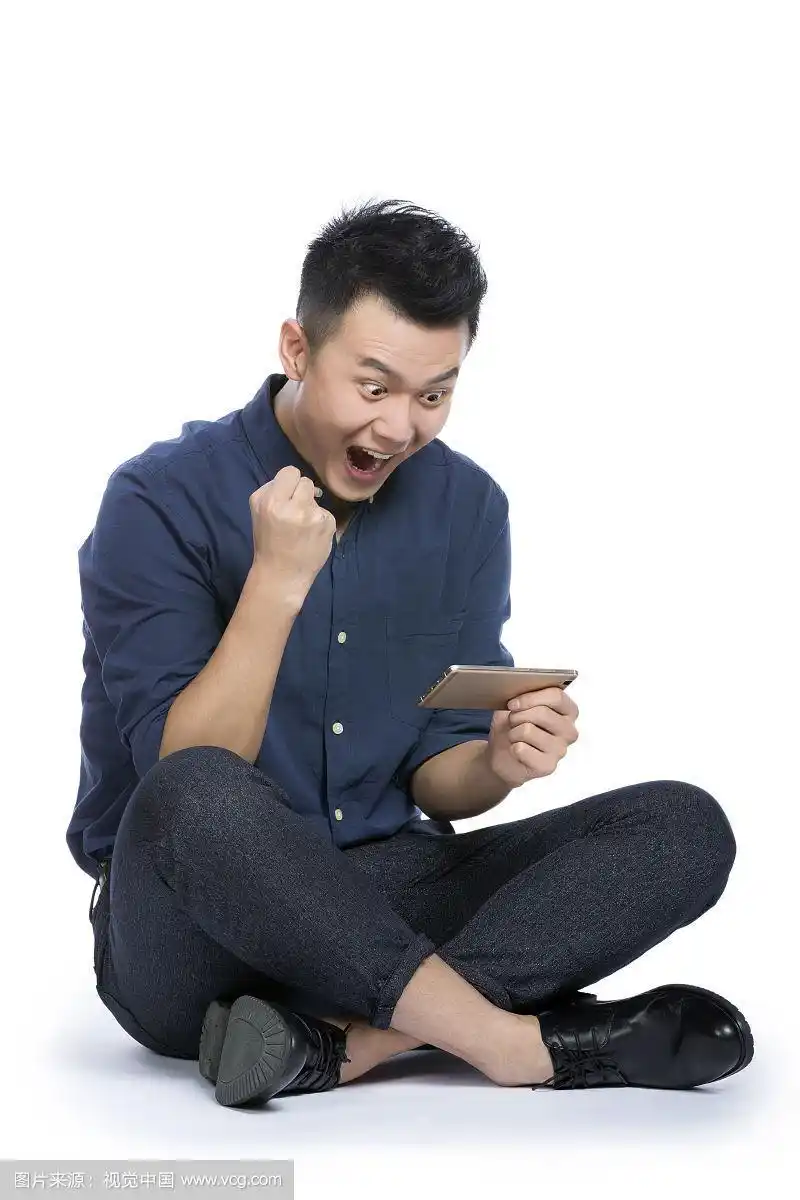 用手机玩游戏的男青年