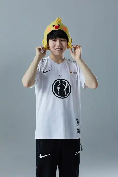 ig发布春季赛定妆照:theshy手持利剑