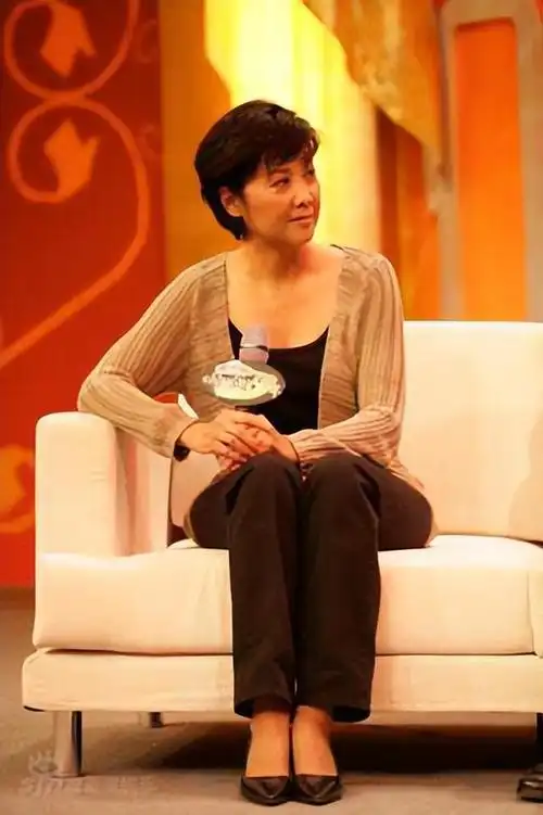 看了71岁朱琳的穿搭我发现穿衣素雅发型时尚优雅又时髦