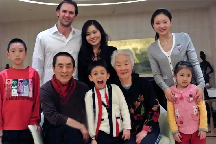 张艺谋全家福张艺谋夫妇与3个孩子原来,再有名的男人,最看重的也是