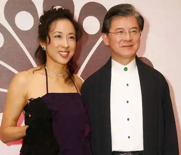 神仙伴侣朱玲玲与罗康瑞逛街始终牵手恩爱程度不输儿媳郭晶晶