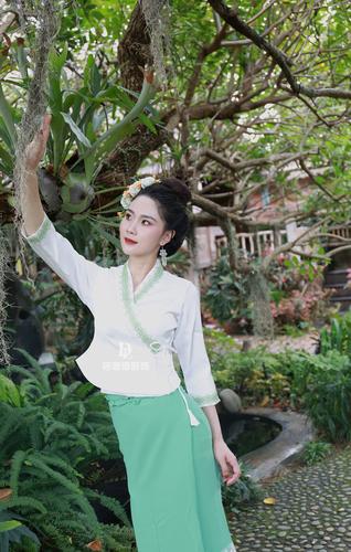 西双版纳地区的淘宝集市"哆哩傣傣族服饰",所属主分类"女装/女士