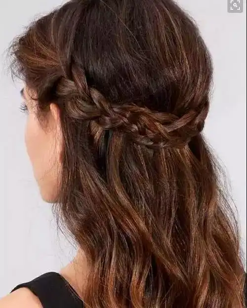 这个辫发最关键的是后脑勺的蓬松感