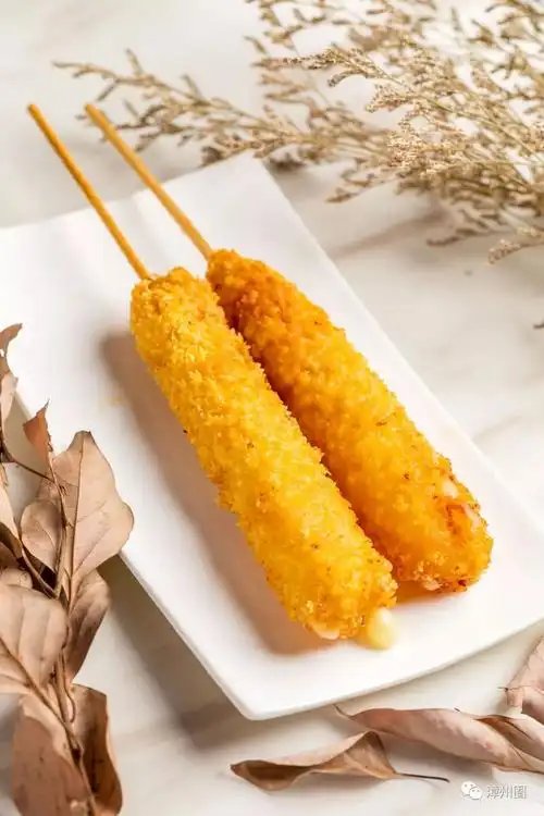 香浓馥郁的芝士就要拉出屏幕,别停,吃下去有惊喜,香嫩的烤肠脱颖而出