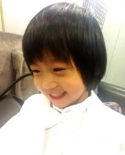 10月12日,林志颖在网上晒出参加弟弟婚礼照片,而可爱的儿子小小志