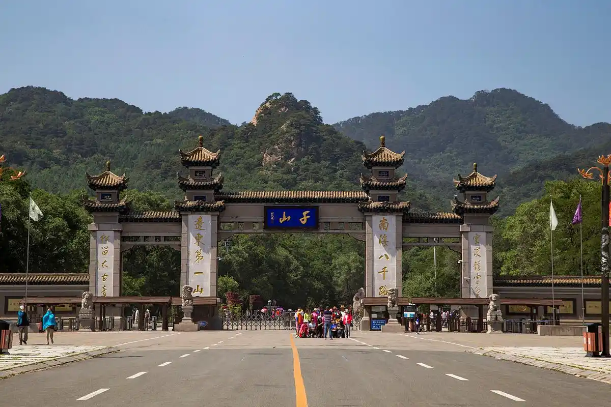 机场:鞍山腾鳌机场,千山风景区距离鞍山腾鳌机场大约有12公里,驾车约