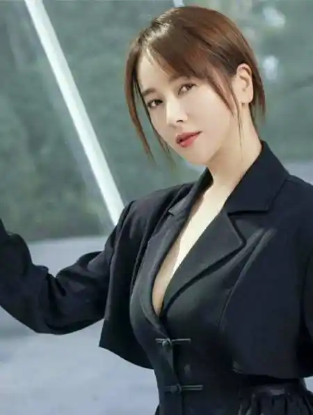 左小青一直以来,清新丽人不娇媚,兼具性感与文艺,美得大气自然-度小视