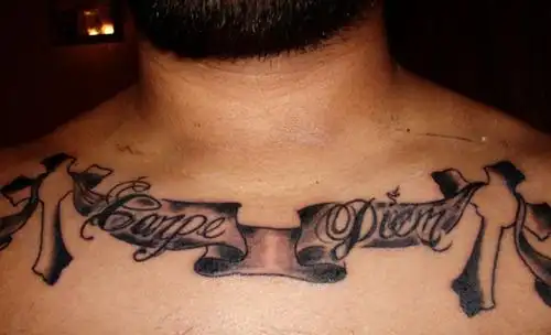 男性锁骨十字架字母纹身图案