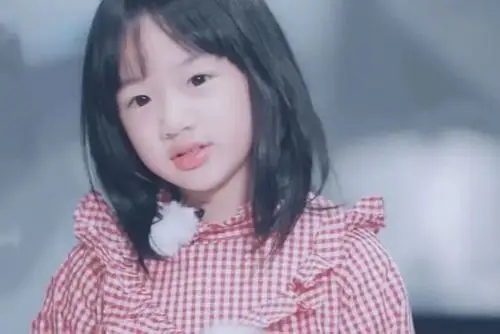 吴尊女儿neinei长大了气质出众长相大变样近照撞脸钟丽缇