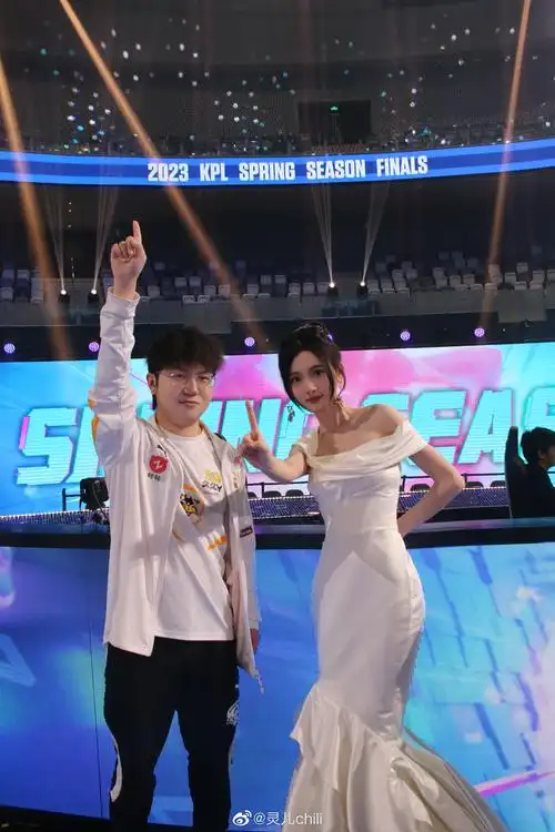 解说灵儿晒kpl春决返图白色露肩长裙端庄大方