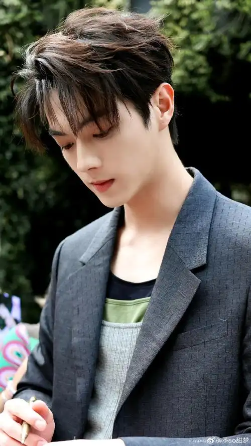 许凯镜头畸变下的颜值##米兰时装周