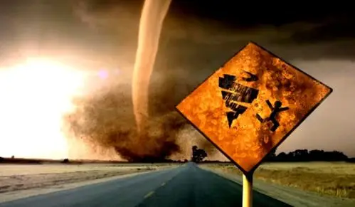 令人恐惧的龙卷风,可以把地面的大型飞机卷向空中,非常恐怖!