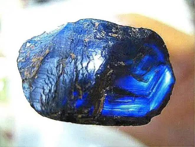 师傅捡到的这快黑石竟是一块蓝色刚玉原石,也就是通常说的蓝宝石原石!