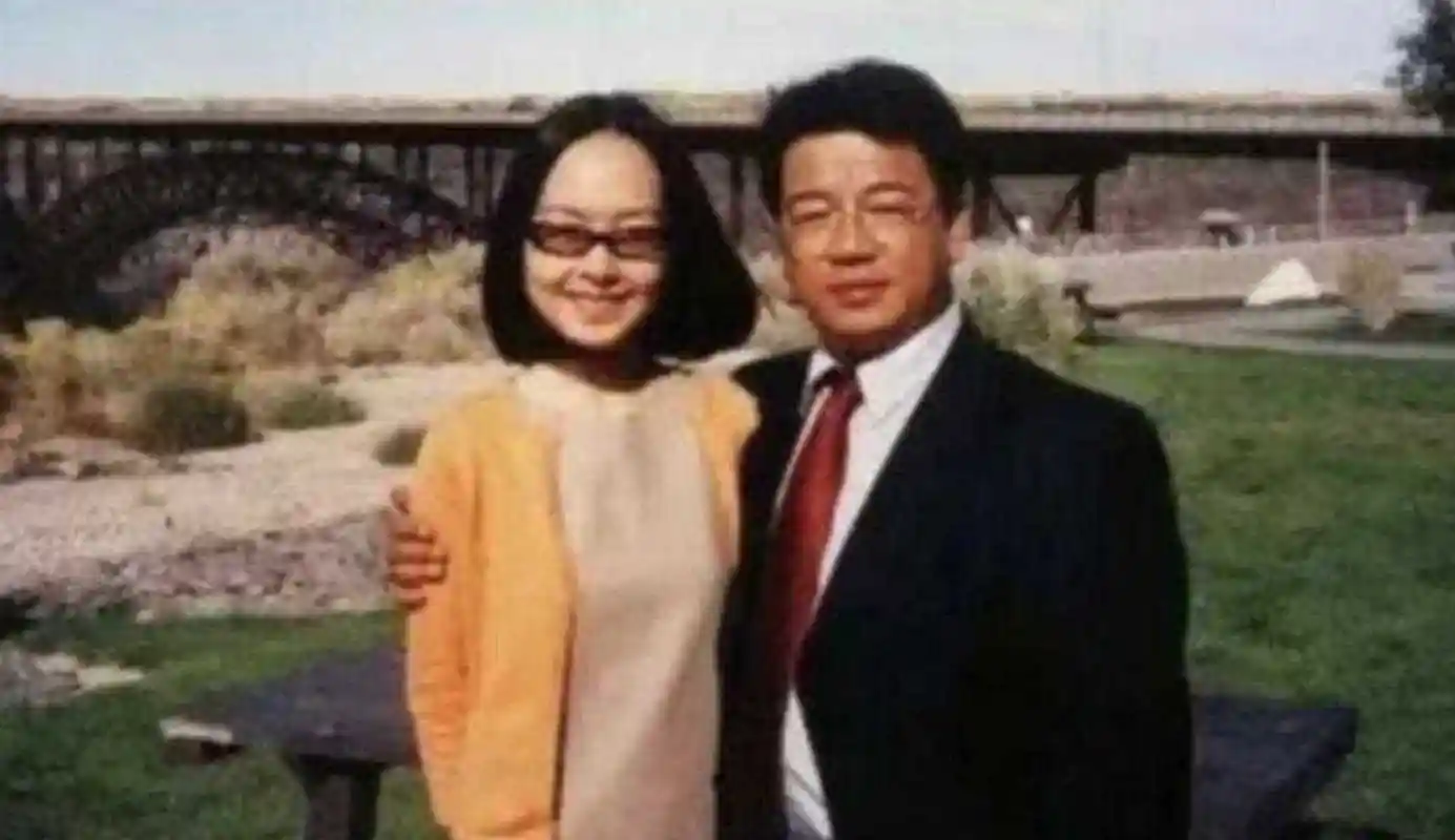 2002年的最后一天,鲁豫离婚3年后,和朱雷登记结婚
