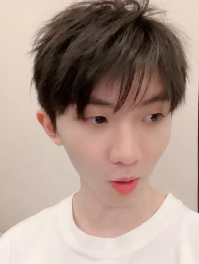 组图:时代少年团马嘉祺深夜晒自拍视频 与粉丝分享近况好暖心