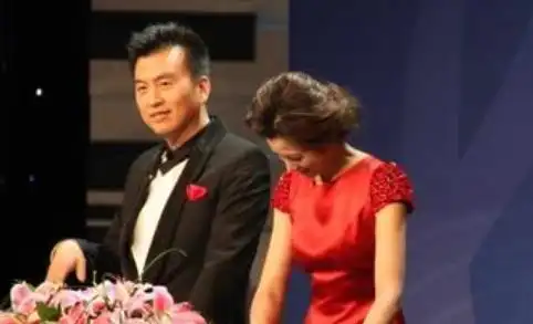 央视主持人张泽群,三次向董卿求婚被拒,反被董卿当众征婚