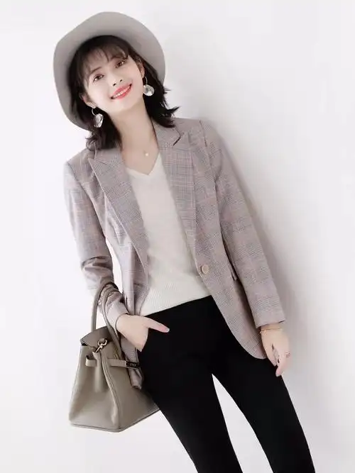 小个子仙女可以试试修身的格纹西装,配条铅笔裤看上去会比较干练.