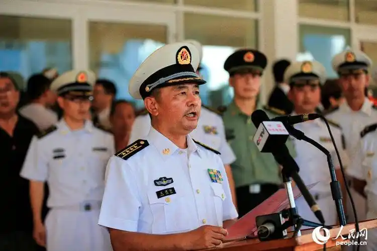 编队指挥员王建勋在欢迎仪式上讲话.代宗锋摄