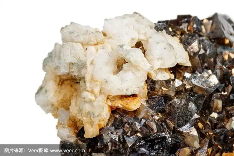 宏观矿物石毒砂在白色背景上