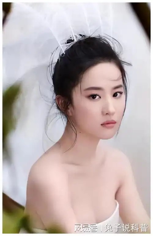 刘亦菲一直以来都保持着仙气十足的形象,但这次的"够不到"事件却在一