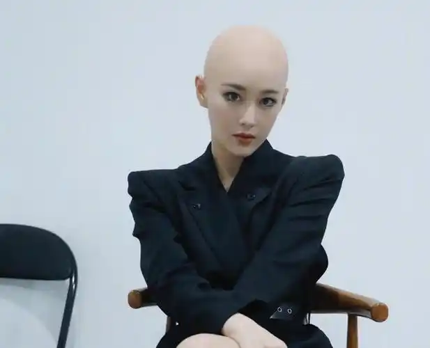 张馨予做大胆尝试,光头造型亮相《火星情报局》,自称:一颗卤蛋_手机