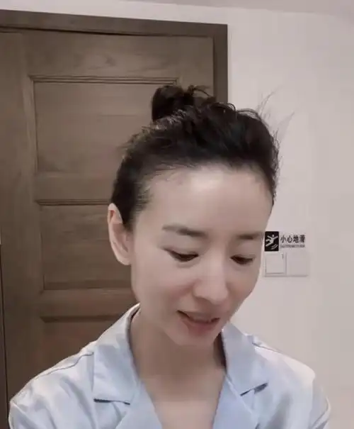 董洁素颜生图太惊艳!苹果肌饱满红润,越来越"少女"了