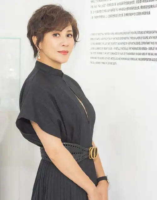 53岁刘嘉玲真潮流,穿黑色长裙手提彩色刺绣包,亚麻色短发太减龄